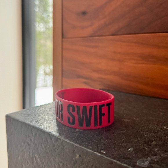 Red Taylor Swift Bracelet - Picture 3 of 9
